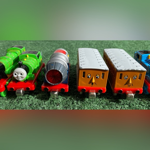 Lot Of 13 Thomas the Train & Friends Die Cast Trains - Picture 3 of 11